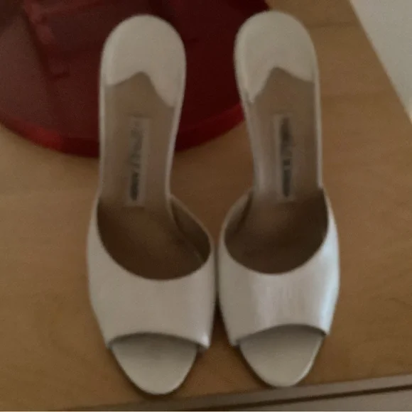 Manolo Blahnik White Mules Size 9 Vintage, Worn with no damage, gorgeous on. - Picture 4 of 4